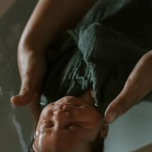 Bain thérapeutique bébé à Albi et Bernac Le bain thérapeutique bébé, selon l’approche de Sonia Krief, est un soin d’accompagnement destiné aux nouveau-nés et à leurs parents. Dans une eau chaude et enveloppante, bébé retrouve un environnement rassurant qui peut favoriser la détente, l’apaisement et le relâchement des tensions liées à la naissance. Ce soin offre également aux parents un temps privilégié pour observer leur bébé, l’accompagner et créer un moment de rencontre tout en douceur. Bain thérapeutique bébé à Albi, Bernac et alentours dans le Tarn, au cabinet ou à domicile.
