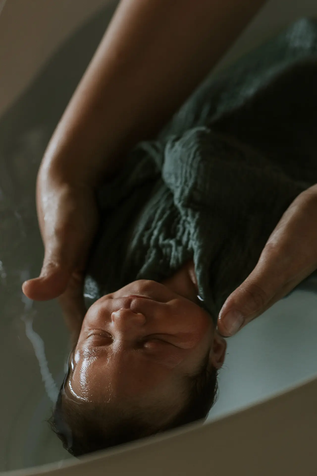 Bain thérapeutique bébé à Albi et Bernac Le bain thérapeutique bébé, selon l’approche de Sonia Krief, est un soin d’accompagnement destiné aux nouveau-nés et à leurs parents. Dans une eau chaude et enveloppante, bébé retrouve un environnement rassurant qui peut favoriser la détente, l’apaisement et le relâchement des tensions liées à la naissance. Ce soin offre également aux parents un temps privilégié pour observer leur bébé, l’accompagner et créer un moment de rencontre tout en douceur. Bain thérapeutique bébé à Albi, Bernac et alentours dans le Tarn, au cabinet ou à domicile.