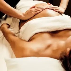 Massage femme enceinte à domicile à Albi — moment de détente et de bien-être