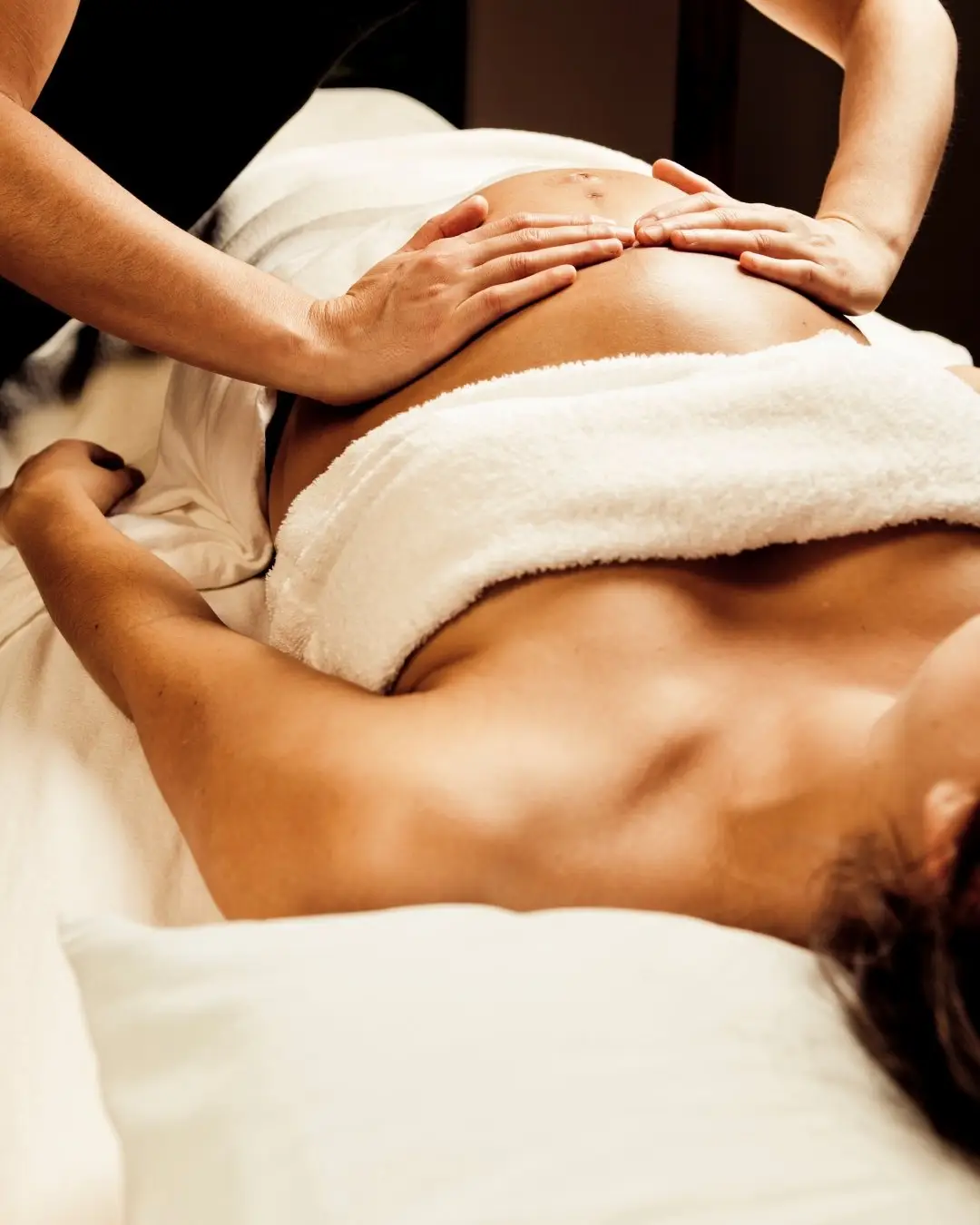 Massage femme enceinte à domicile à Albi — moment de détente et de bien-être